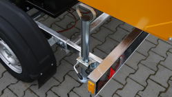 Buschholzhäcksler mit Benzinmotor auf gebremstem Fahrgestell montiert  LS 100/27 CB